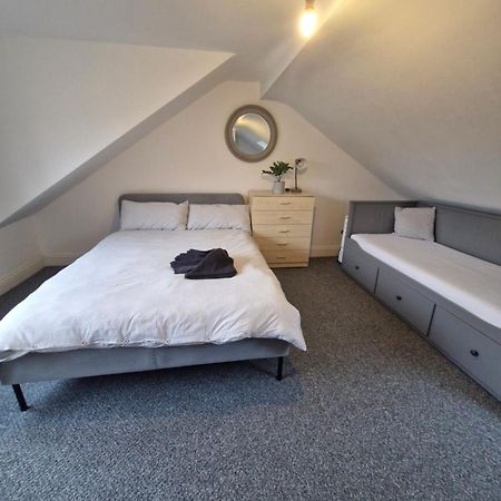 Lovely 3 Bedroom Serviced Apartment In Leytonstone لندن المظهر الخارجي الصورة