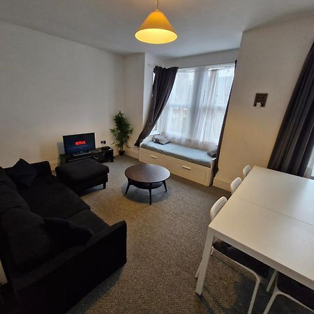 Lovely 3 Bedroom Serviced Apartment In Leytonstone لندن المظهر الخارجي الصورة