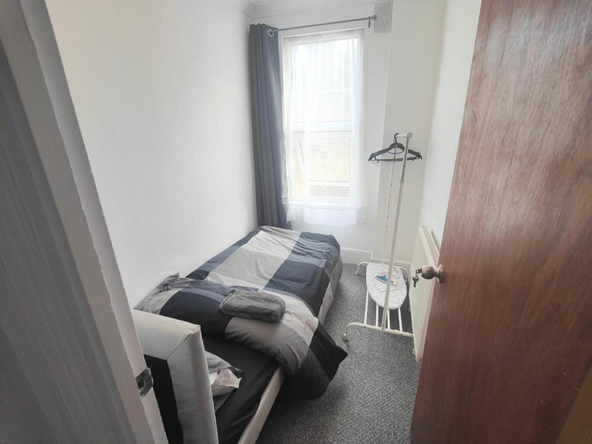 Lovely 3 Bedroom Serviced Apartment In Leytonstone لندن المظهر الخارجي الصورة