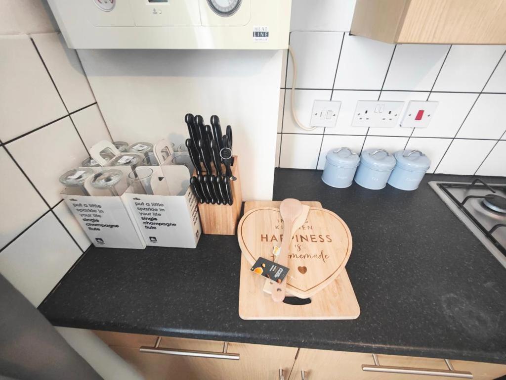 Lovely 3 Bedroom Serviced Apartment In Leytonstone لندن المظهر الخارجي الصورة