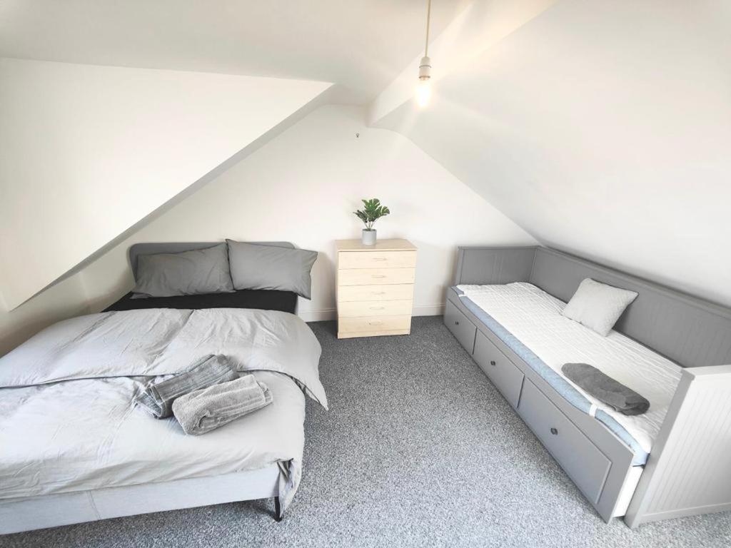 Lovely 3 Bedroom Serviced Apartment In Leytonstone لندن المظهر الخارجي الصورة