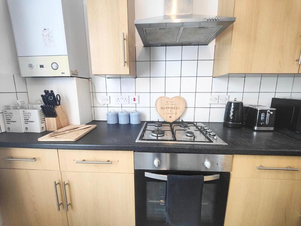 Lovely 3 Bedroom Serviced Apartment In Leytonstone لندن المظهر الخارجي الصورة