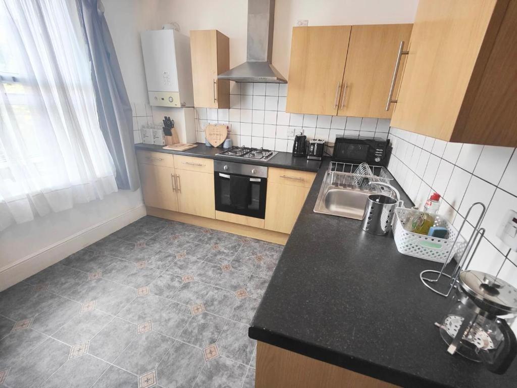 Lovely 3 Bedroom Serviced Apartment In Leytonstone لندن المظهر الخارجي الصورة
