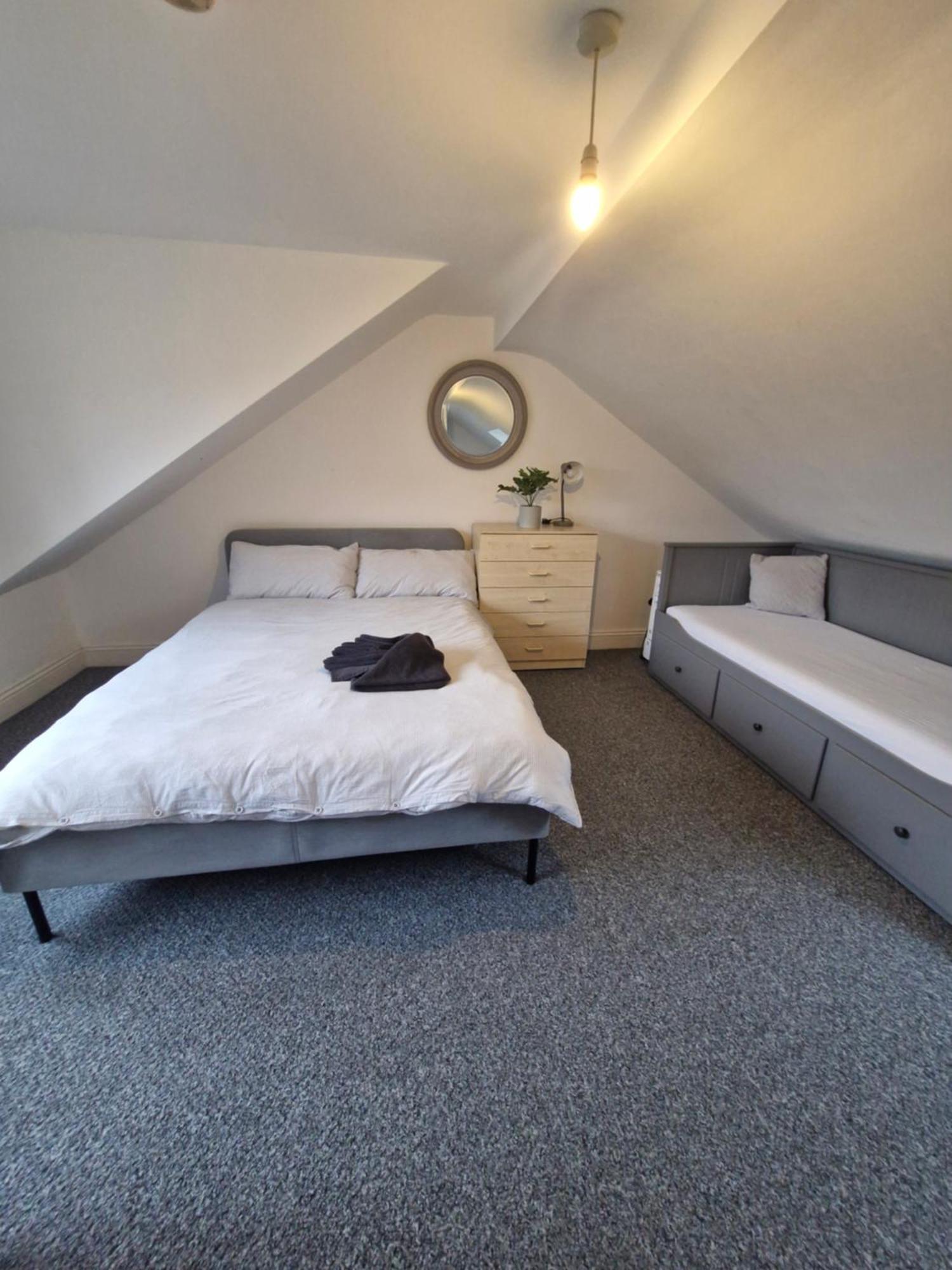 Lovely 3 Bedroom Serviced Apartment In Leytonstone لندن المظهر الخارجي الصورة